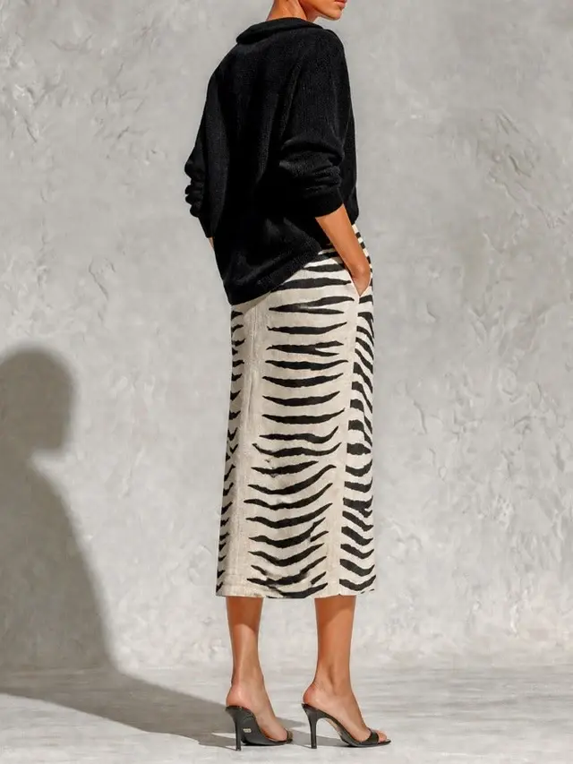 Aelyra - Strickpullover in Soft-Touch-Qualität & Leinen-Midirock mit Zebraprint