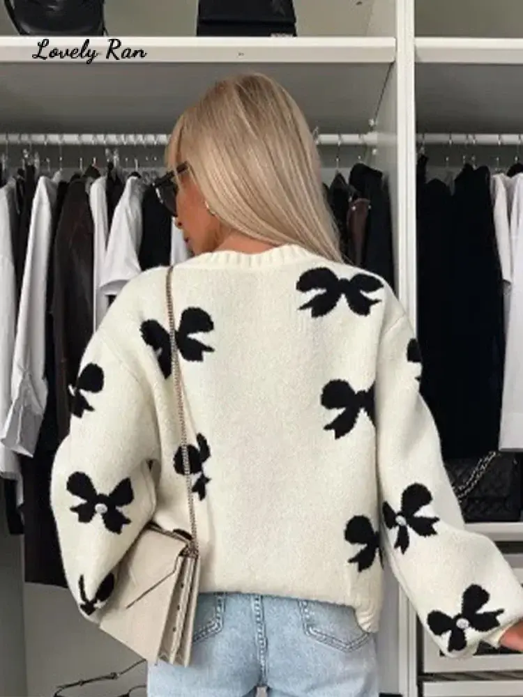 Annabel | Stilvoller Pullover mit Spitzenverschluss