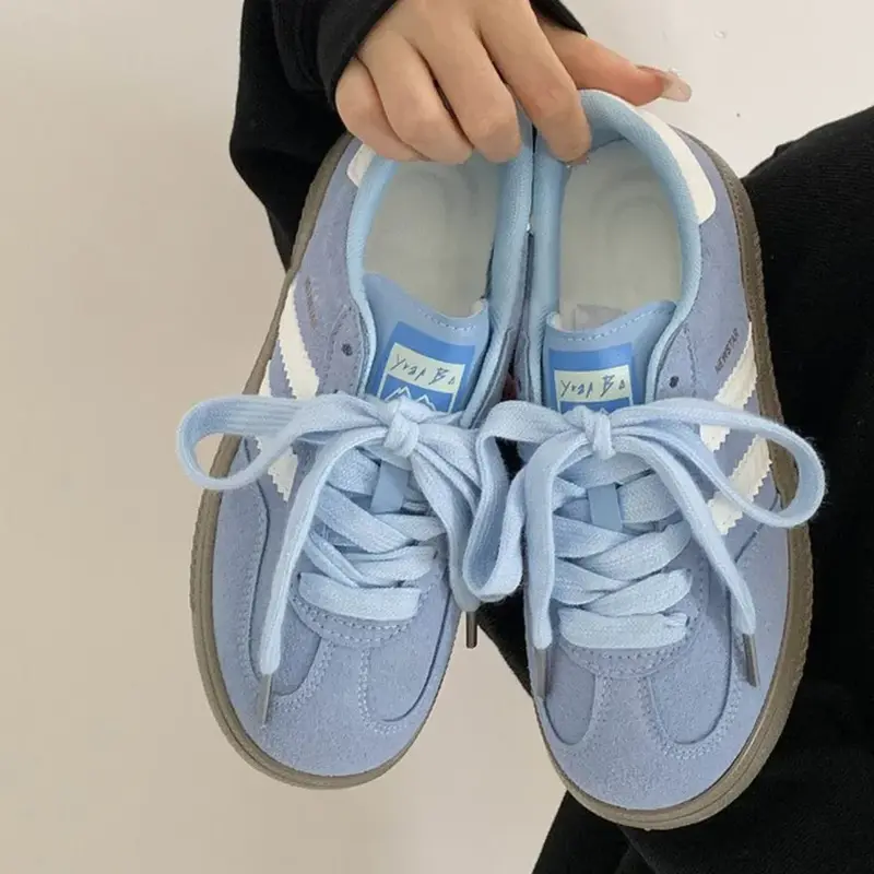 Contrasterende platte sneakers met ronde neus