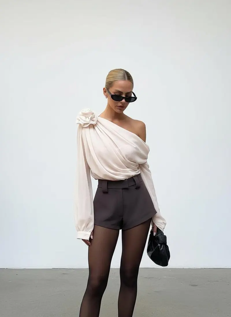 Damen-Bluse aus Chiffon mit One-Shoulder-Ausschnitt