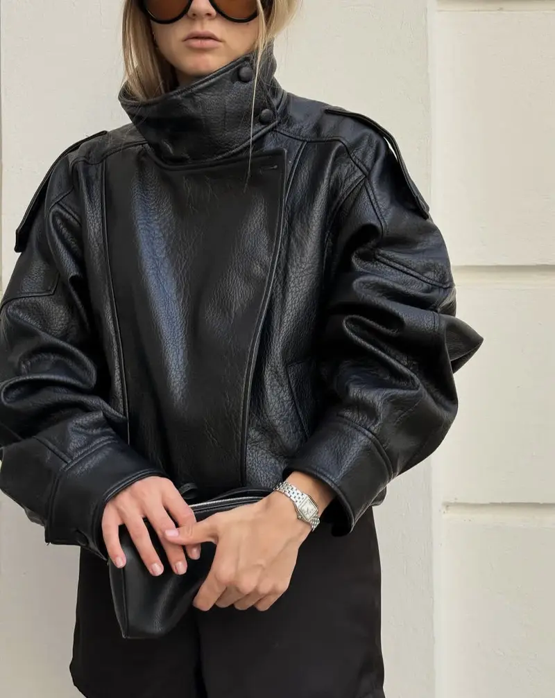 Damen Jacke mit Lederoptik Oberfläche und Stehkragen