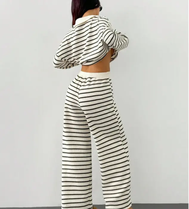 Damen Set mit gestreiftem Oberteil und Hose
