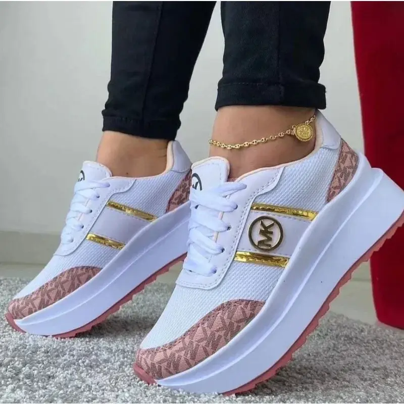 Damessneakers van mesh met patchwork en vetersluiting