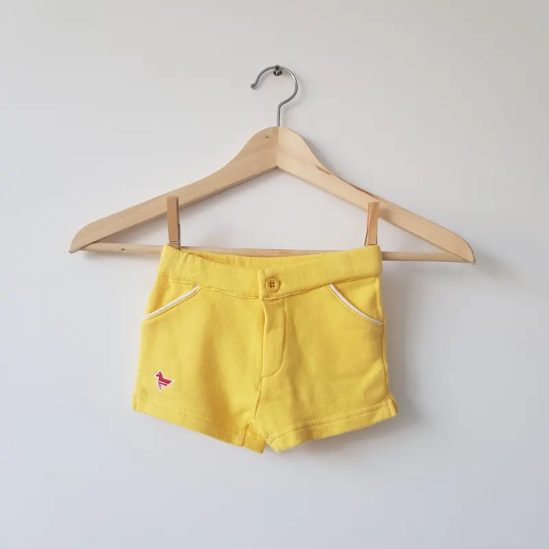 Dis une Couleur - Shorts Yellow Pockets Button Korte Broek Geel witte bies Knopen