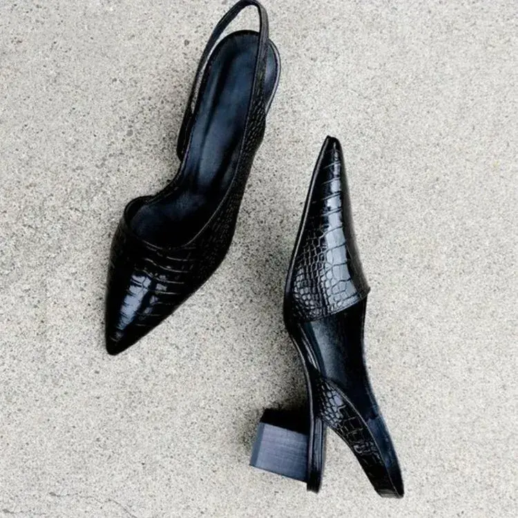 Elegante Pumps mit spitzem Zehen und Blockabsatz