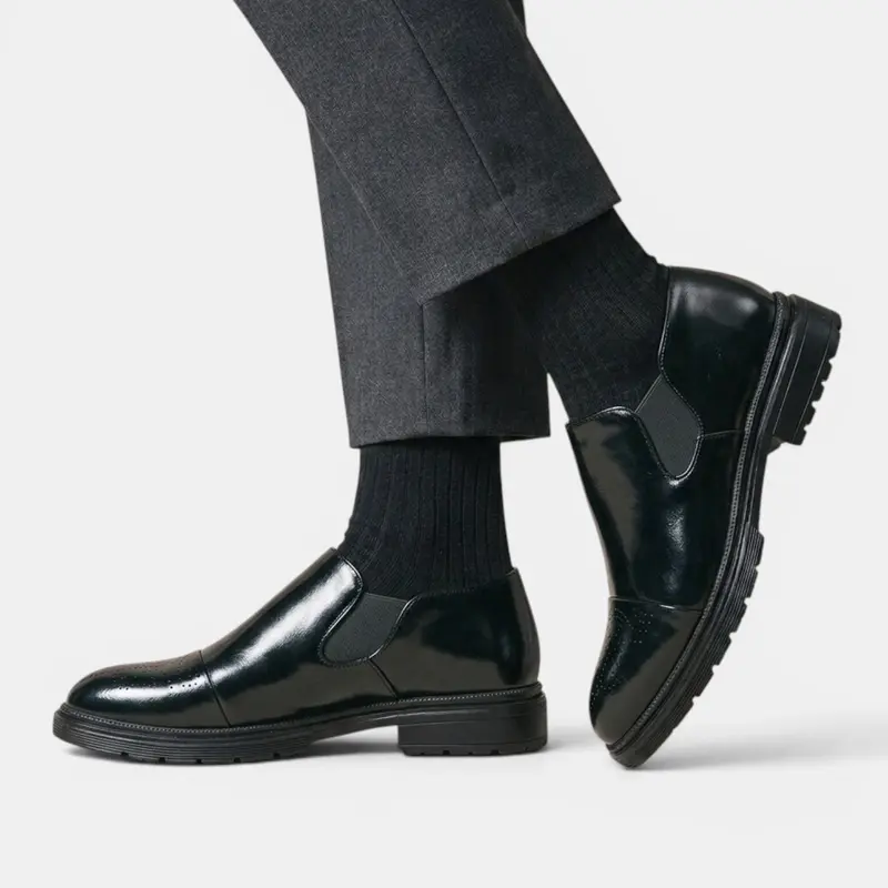 Herren-Slipper im Brogue-Stil mit elastischen Seiteneinsätzen