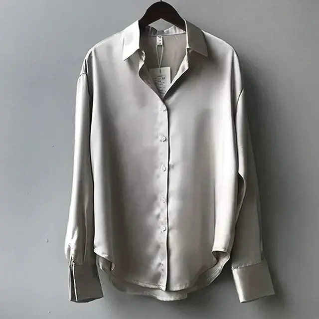 Lässige locker sitzende Satinbluse