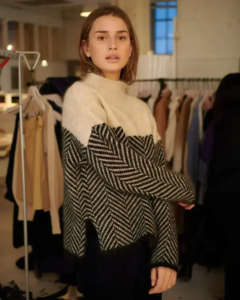 LINE – Warmer pullover mit Stehkragen