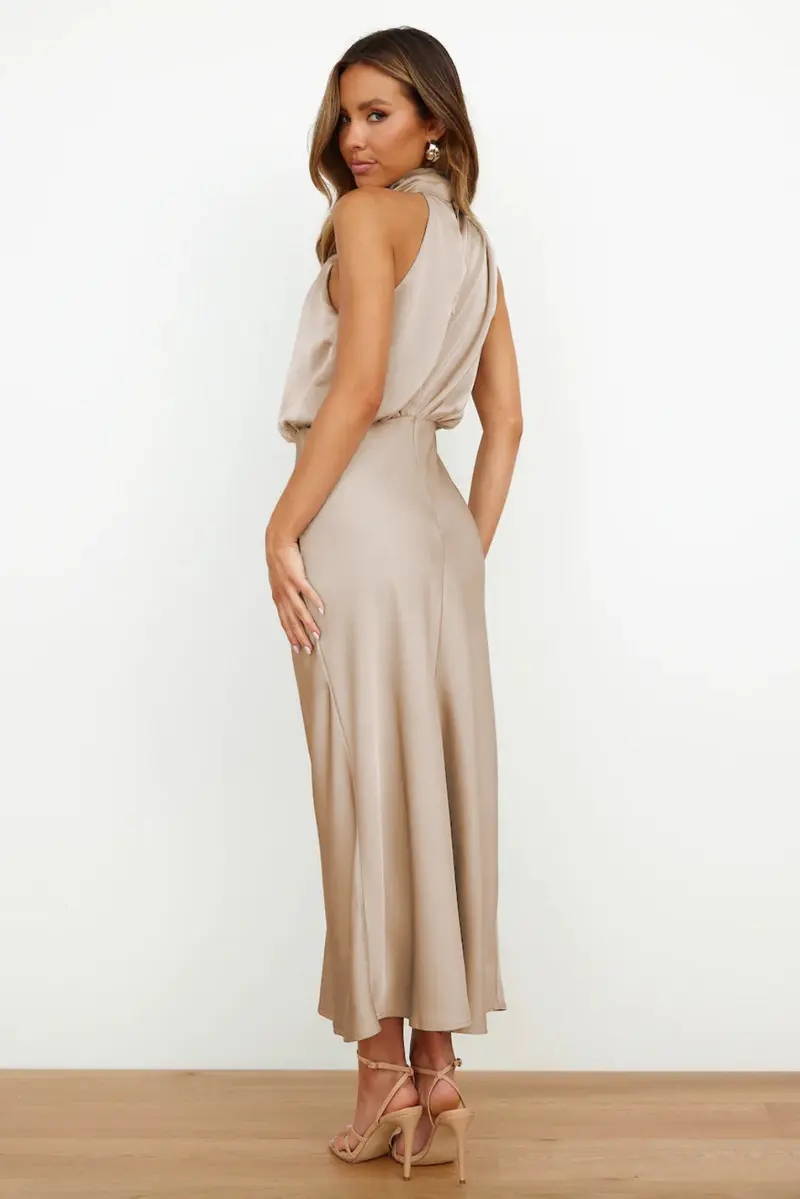 Melira - Majestätisches Maxikleid mit Stehkragen
