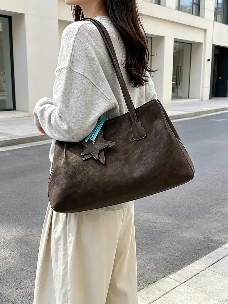 Star pendant tote shoulder bag