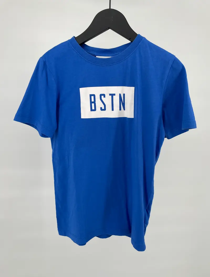 T-shirt Blauw Wit Logo Maat 128 / 134
