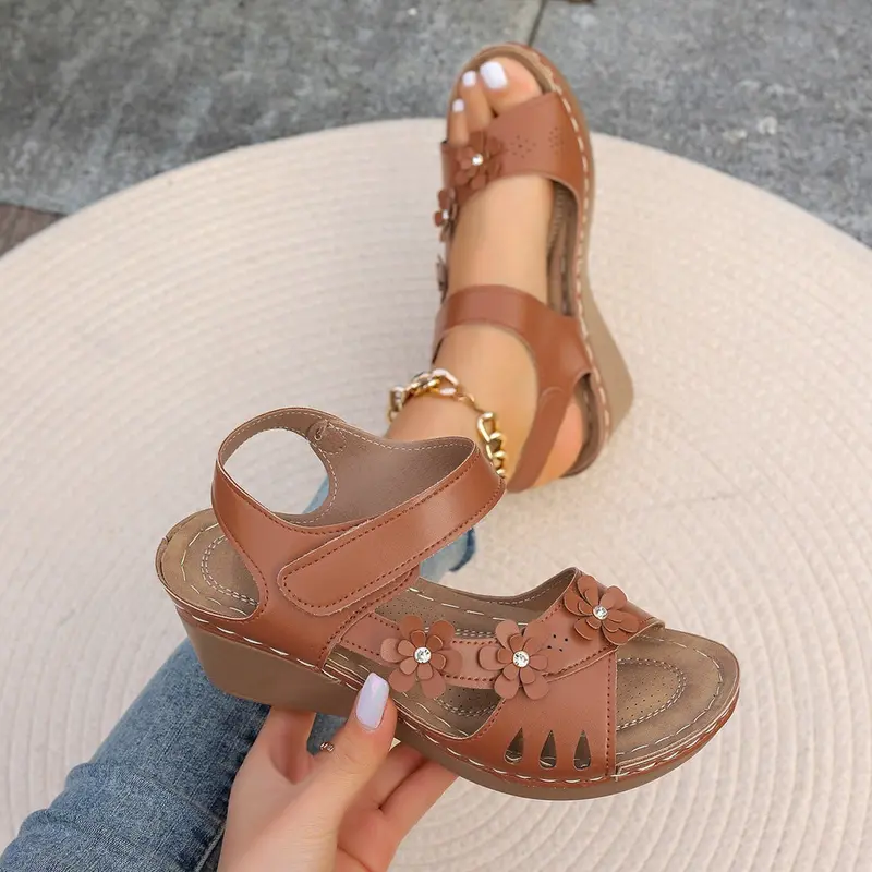 Tinaya – Sandalen Mit Keilabsatz Und Blumenmuster