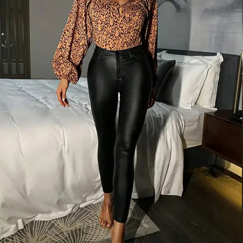 Ulviana | Figurbetonte Kunstlederhose mit hoher Taille