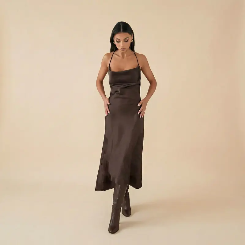 Urban Duchess™ Mit Einem Satinkleid Und Einer Zarten Strickbluse